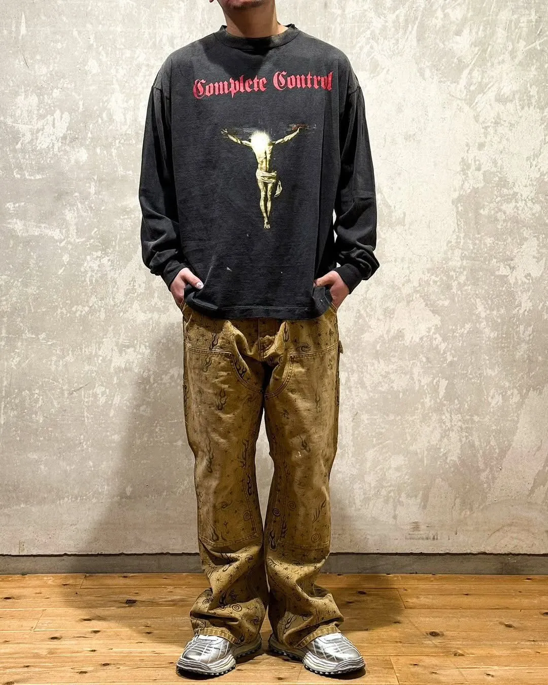 SAINT Mxxxxxx × Kosuke Kawamura KK_LS TEE/COMPLETE CONTRL/BLK KK joint model Jesus AK submachine gun cross long-sleeved TEE Washed black S-XL KK joint model creative submachine gun Jesus cross The fading of sulfur dye on ready-to-wear and washed water to make it old Hand-splashed ink hole processing The printing is repeatedly modified to outline the ultimate restoration ZP Cylindrical side seam high weight fabric Stiff and comfortable Correct accessories Customized co-branded wash mark/little angel mark, top purchasing agent level